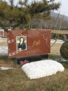 新宝gg集团是如何为著名演员李媛媛打造名人艺术墓碑的？